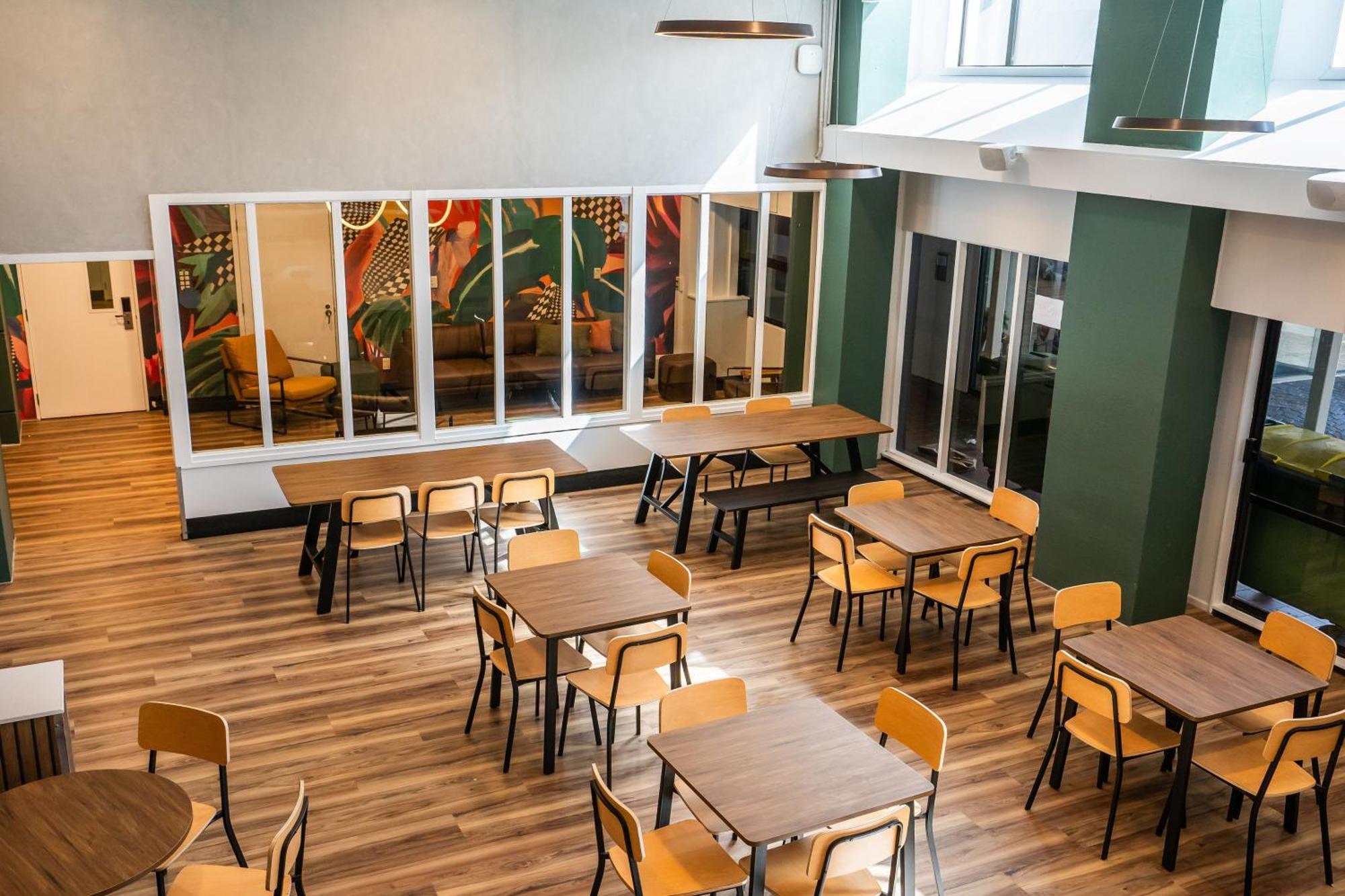 Albergue Haka House Wellington Exterior foto The interior of a Wendy's in the United States