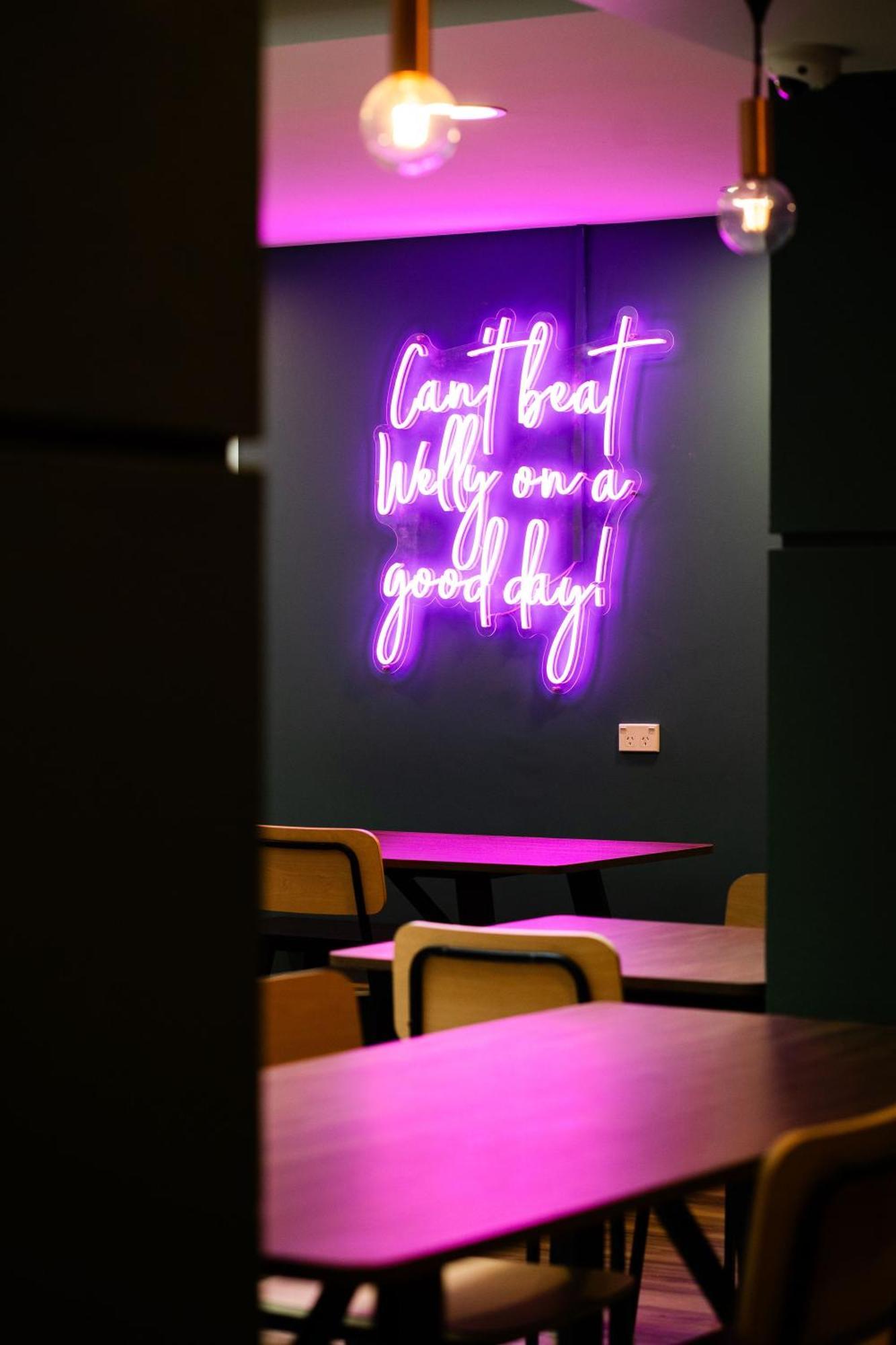 Albergue Haka House Wellington Exterior foto Neon sign at the restaurant