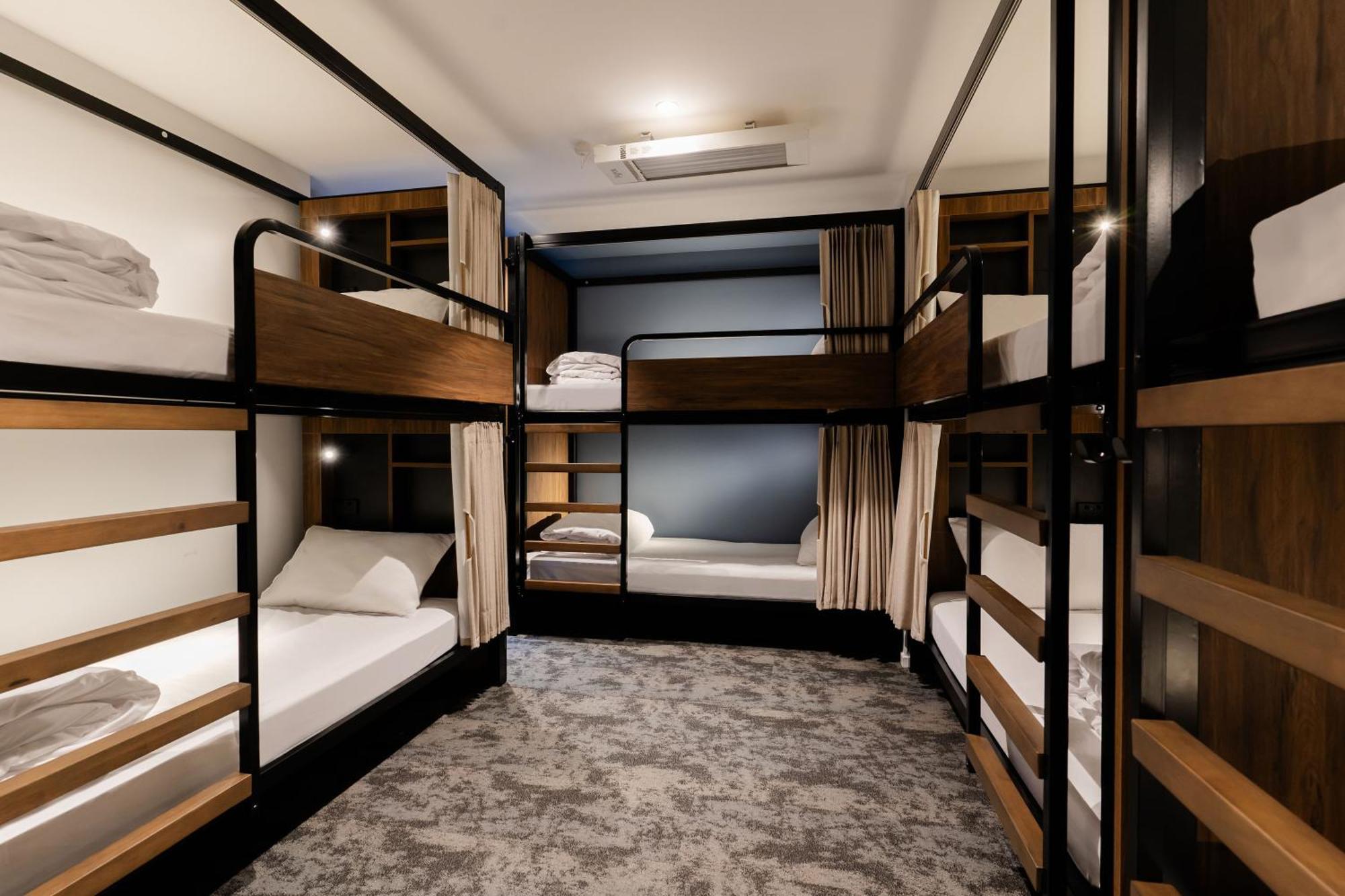 Albergue Haka House Wellington Exterior foto A typical capsule hotel room