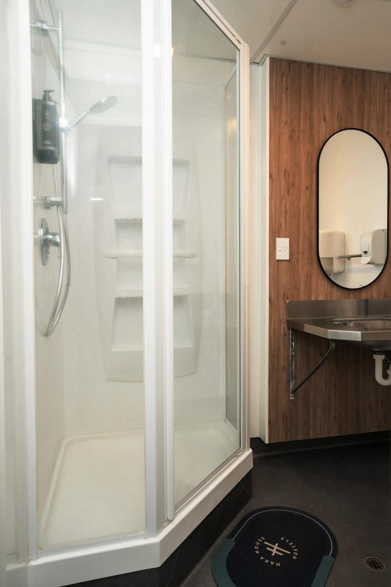 Albergue Haka House Wellington Exterior foto A shower cubicle
