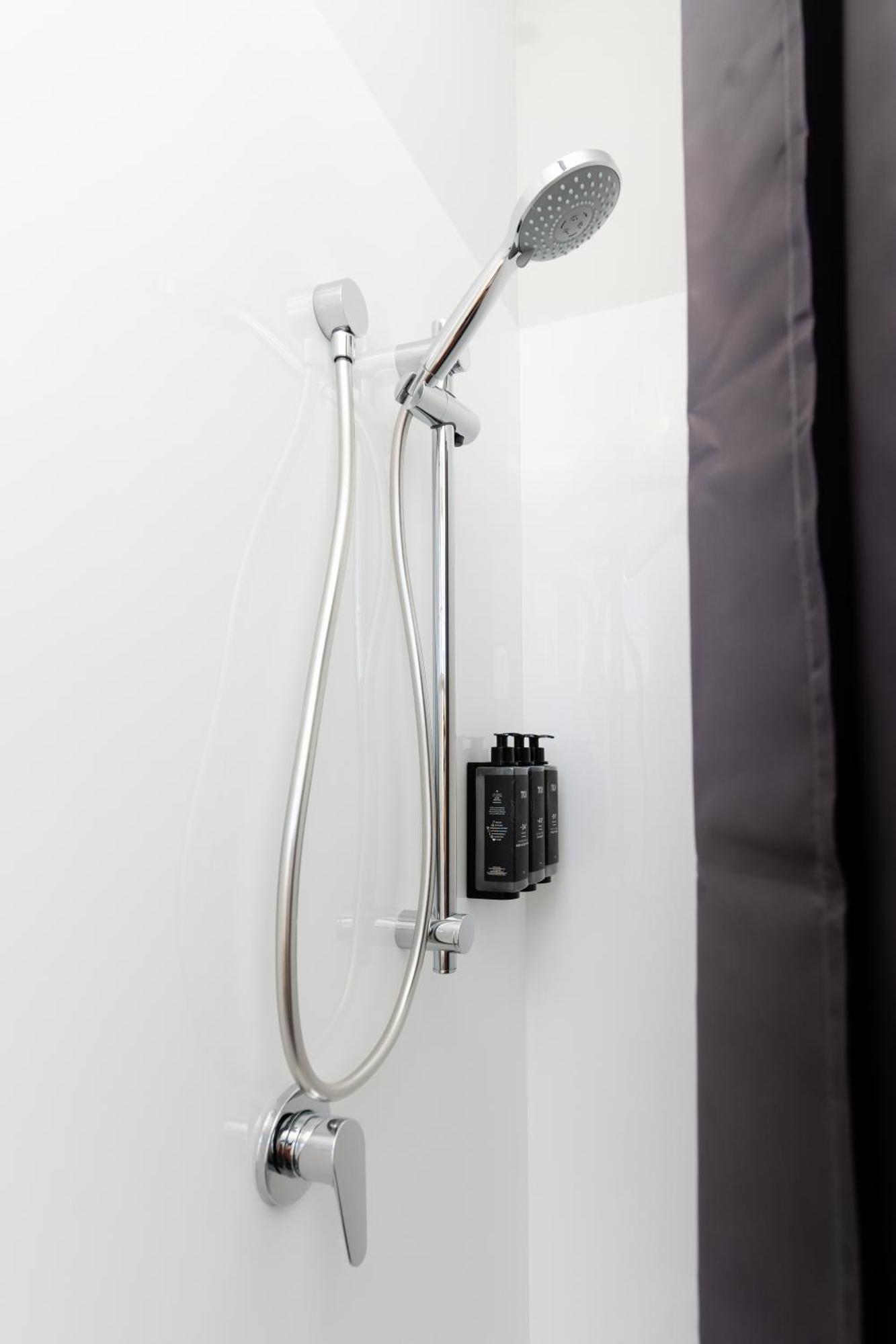 Albergue Haka House Wellington Exterior foto Shower rail