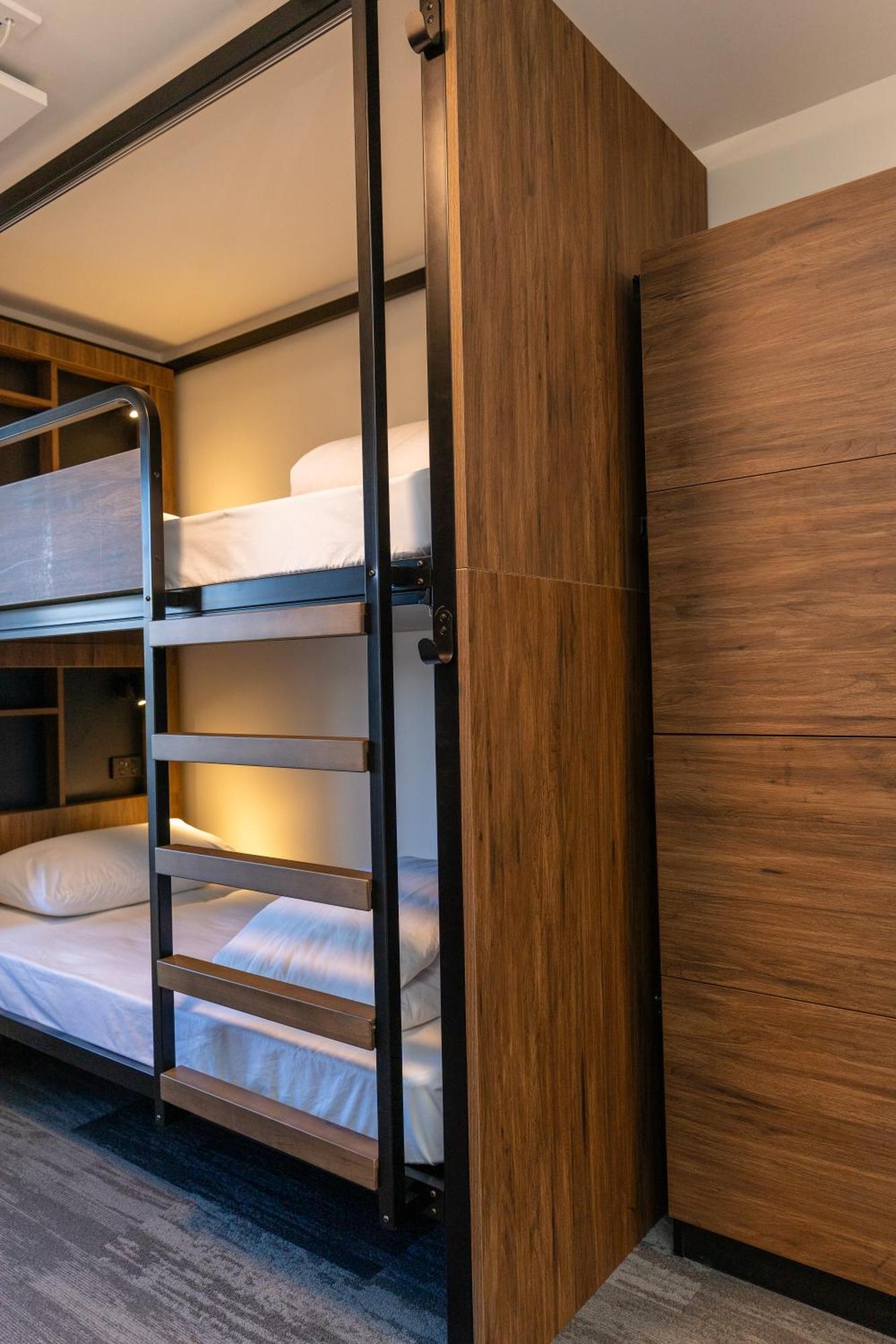 Albergue Haka House Wellington Exterior foto A bunk bed in a capsule hotel