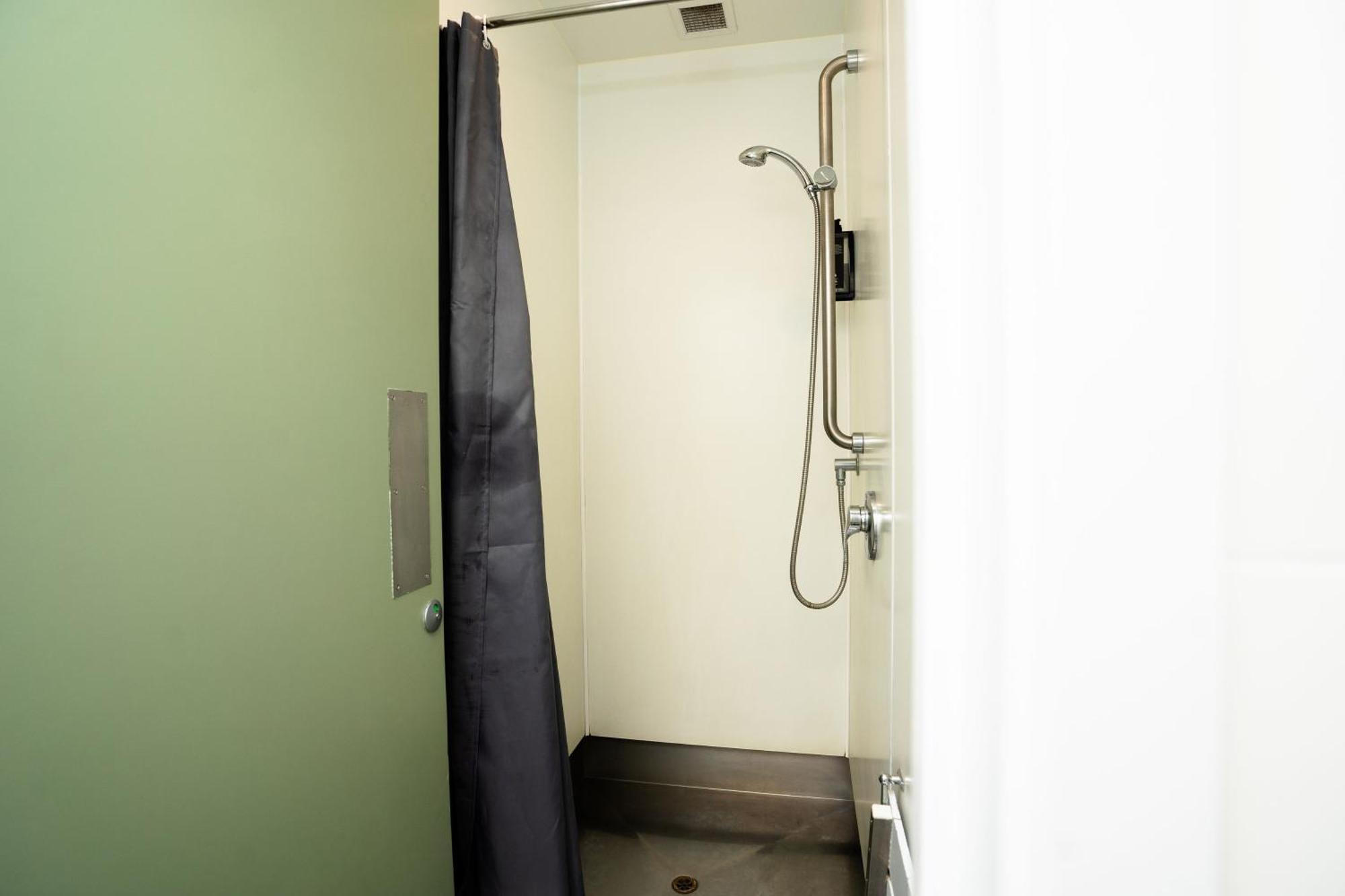 Albergue Haka House Wellington Exterior foto A shower cubicle
