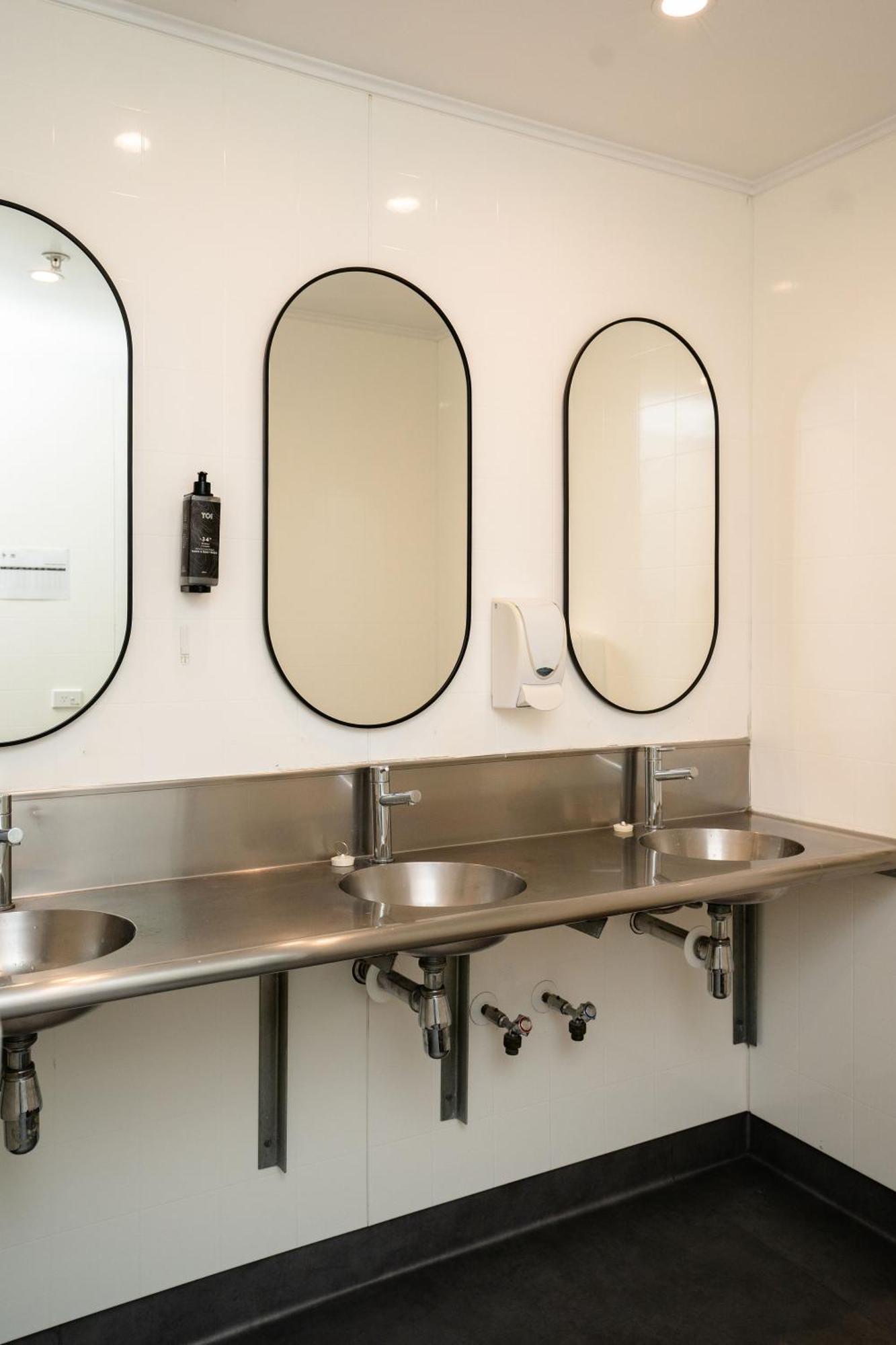 Albergue Haka House Wellington Exterior foto A typical washroom