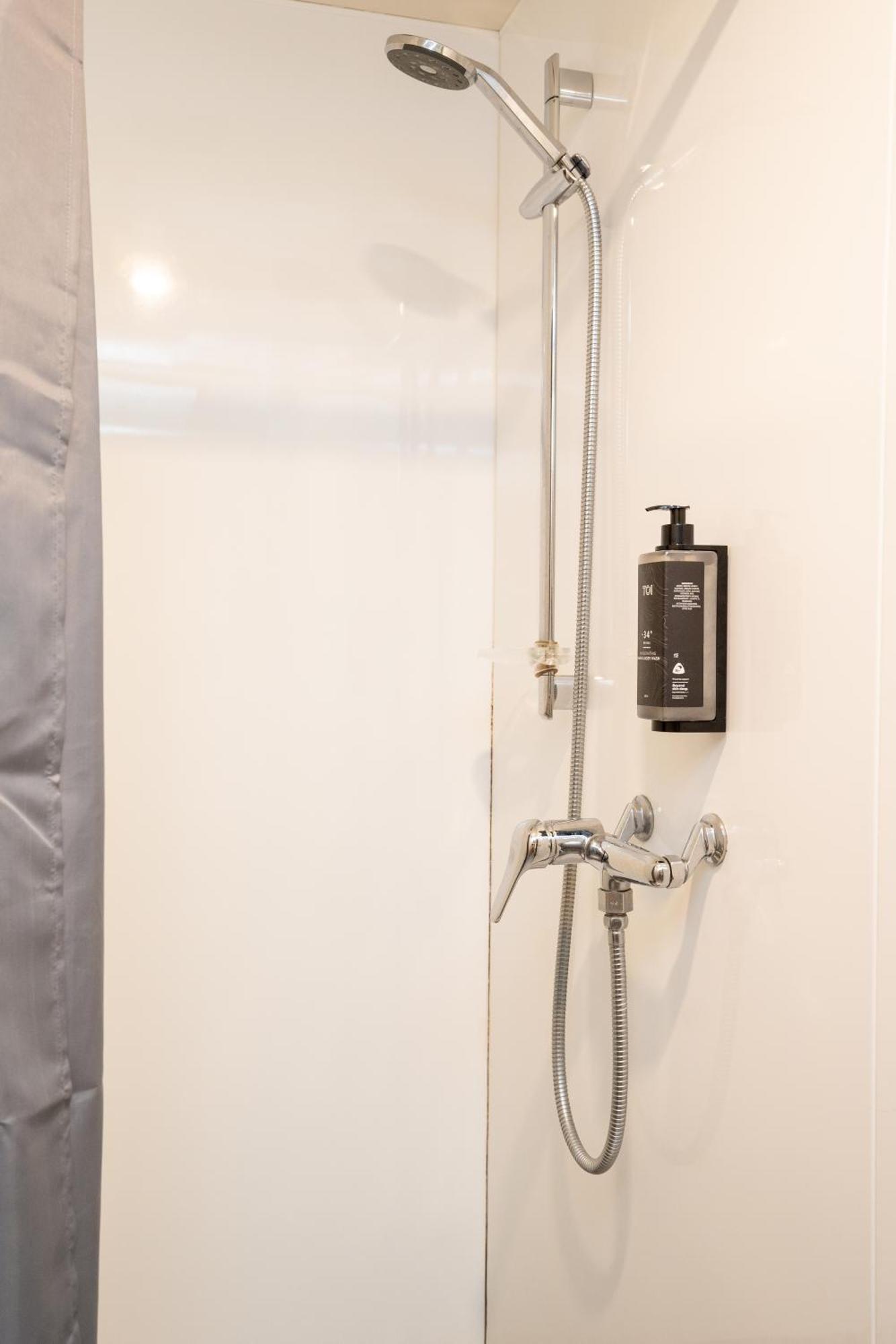 Albergue Haka House Wellington Exterior foto Shower gel dispenser