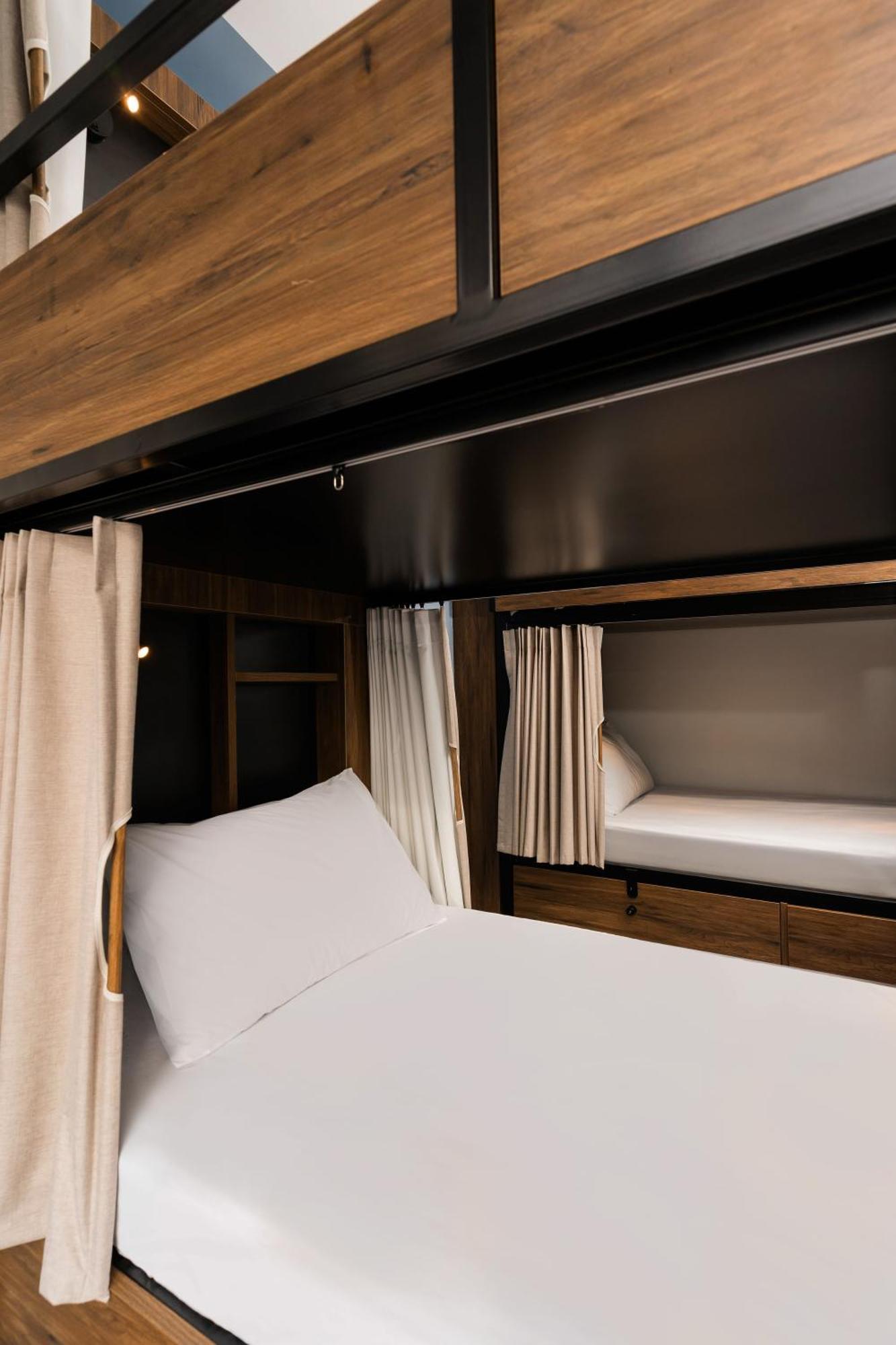 Albergue Haka House Wellington Exterior foto A bunk bed in a capsule hotel