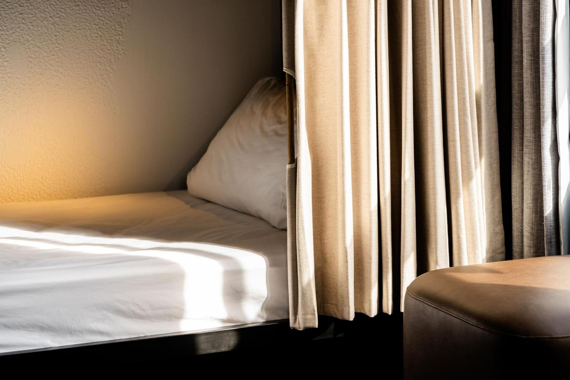 Albergue Haka House Wellington Exterior foto A bed in a hotel room