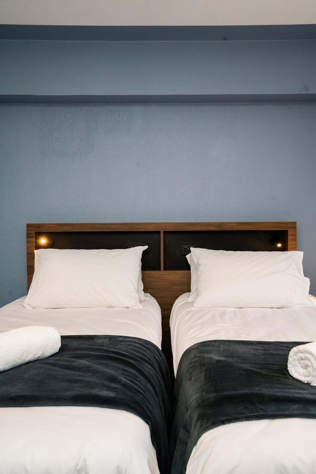 Albergue Haka House Wellington Habitación foto A bed with two pillows