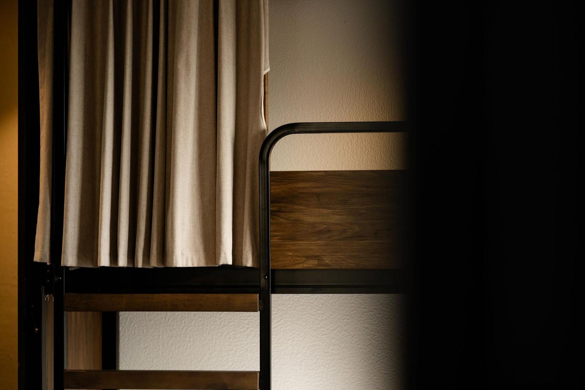 Albergue Haka House Wellington Exterior foto A curtain in a capsule hotel
