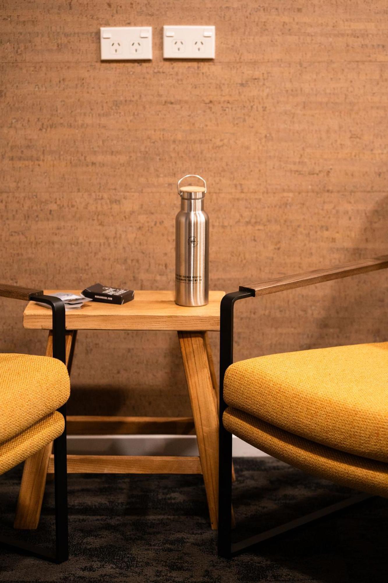 Albergue Haka House Wellington Exterior foto A stainless steel water bottle