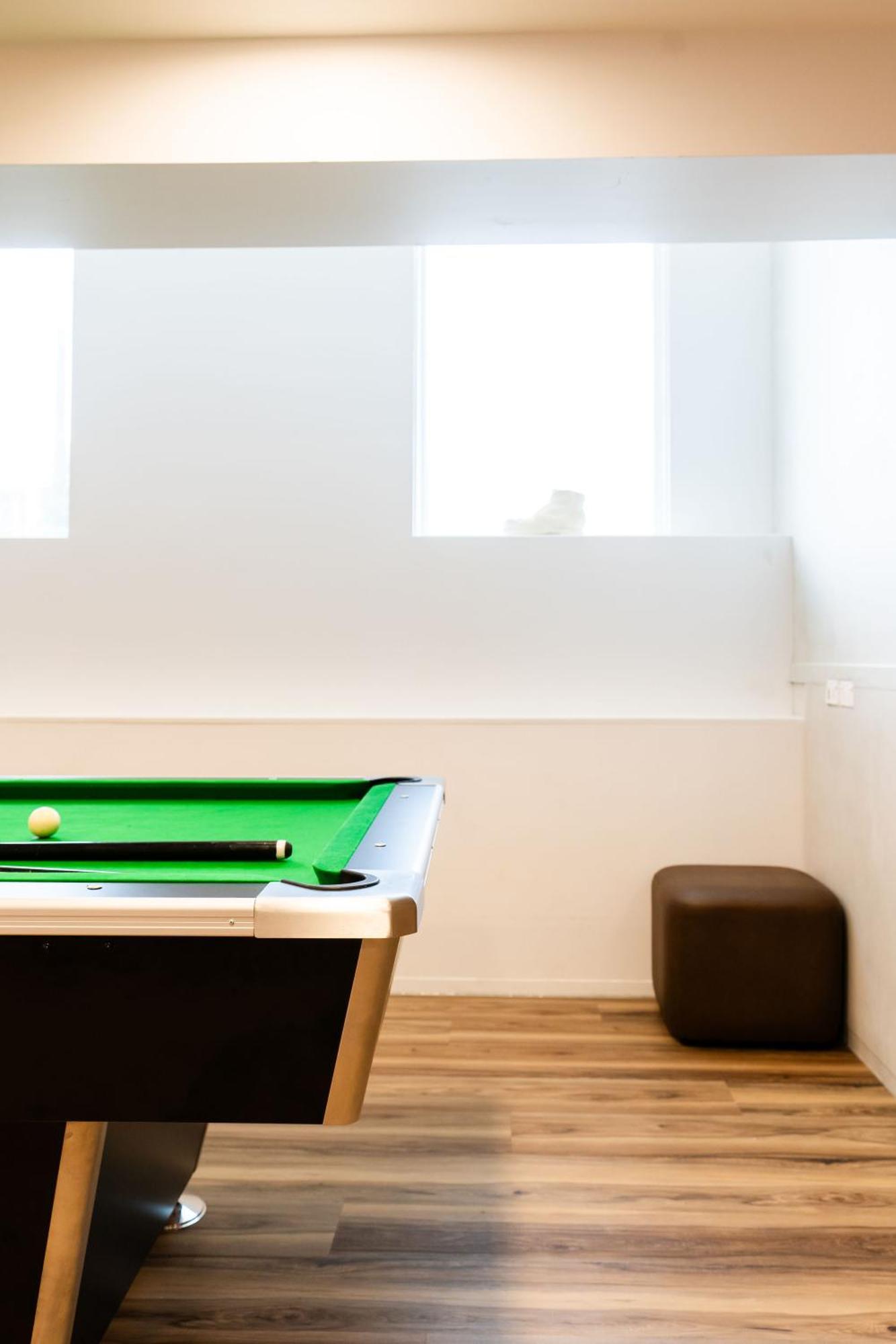 Albergue Haka House Wellington Exterior foto A pool table in a student house
