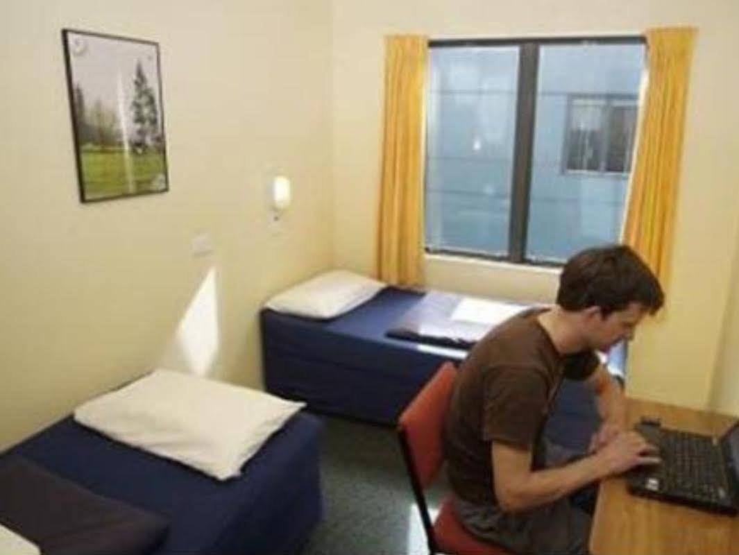 Albergue Haka House Wellington Exterior foto A student working in his room at the International House